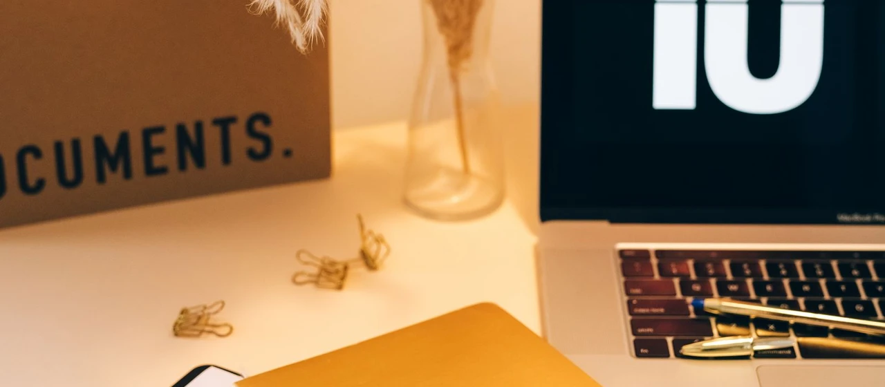 Calendar, payroll documents and clock illustrating recurring Luxembourg employer deadlines