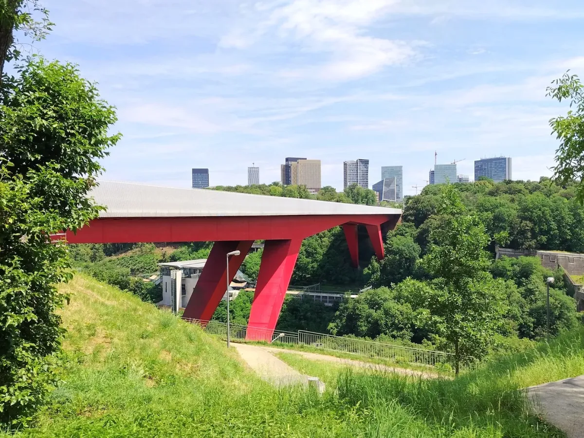 Le pont rouge Grande-Duchesse Charlotte, avec les tours du Kirchberg à l’arrière-plan