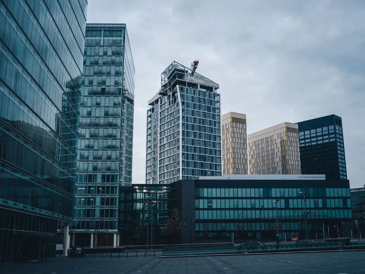 Tours de bureaux en verre du Kirchberg, à Luxembourg, sous un ciel couvert