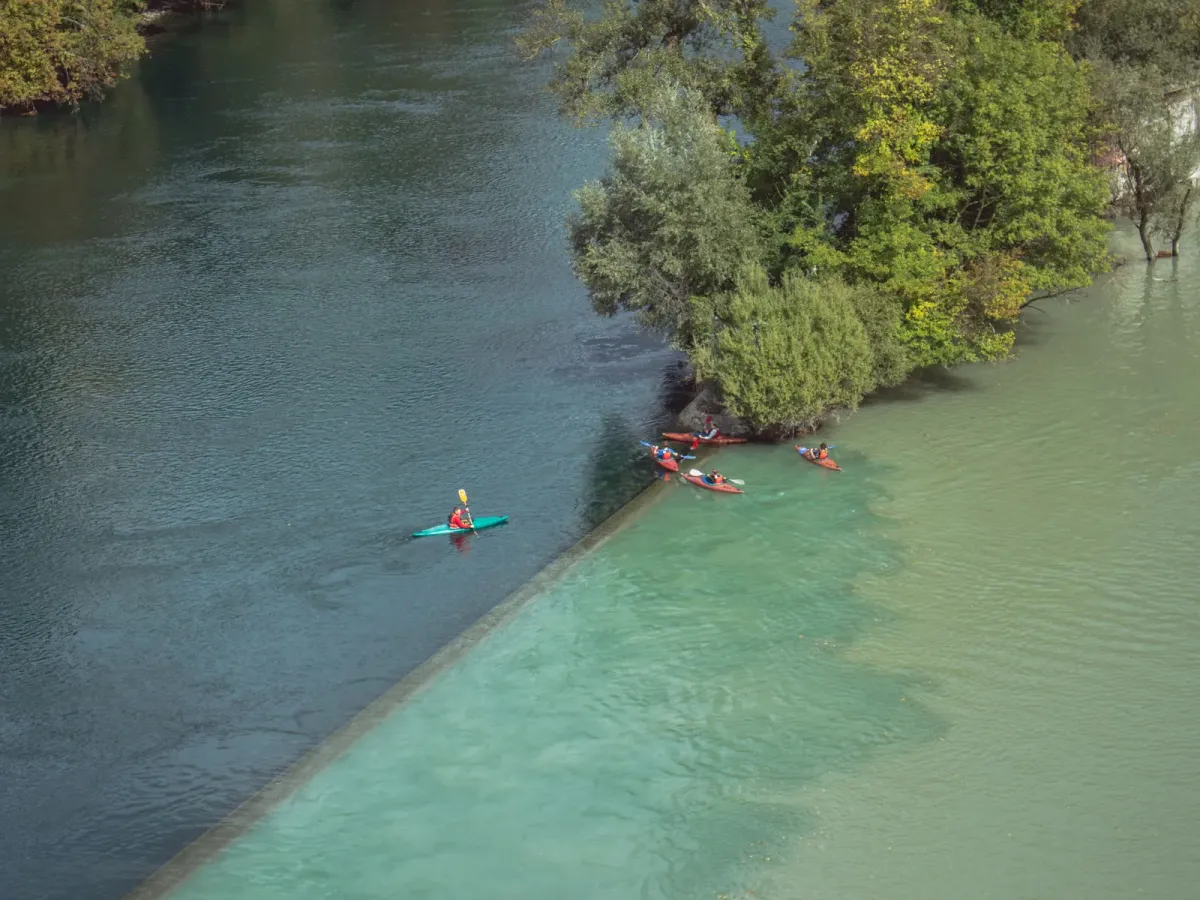 Vue aérienne de deux rivières aux eaux de couleurs différentes qui se rejoignent