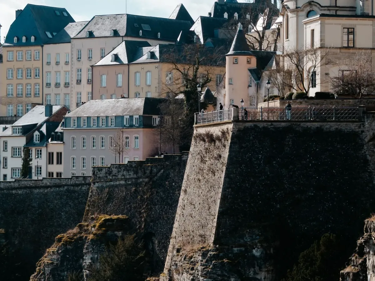 Remparts et maisons de la vieille ville de Luxembourg sous un ciel clair