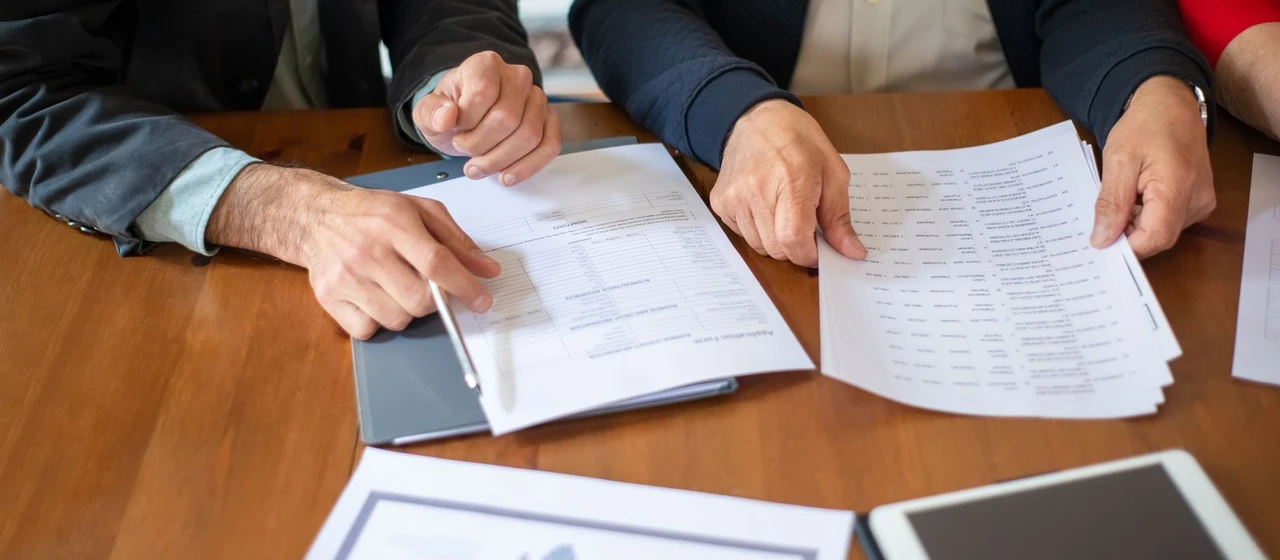 Choosing between a Luxembourg RAIF and an unregulated SCSp wrapper for a new investment fund
