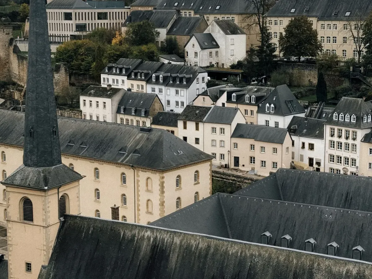 Toits d’ardoise et maisons de la vieille ville de Luxembourg, vus depuis les hauteurs