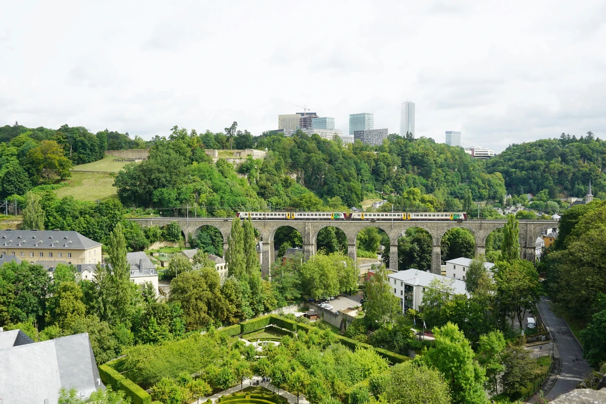 Train traversant un viaduc dans la ville de Luxembourg