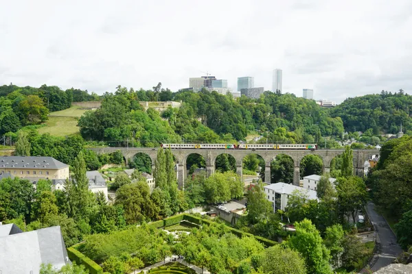 Train traversant un viaduc dans la ville de Luxembourg