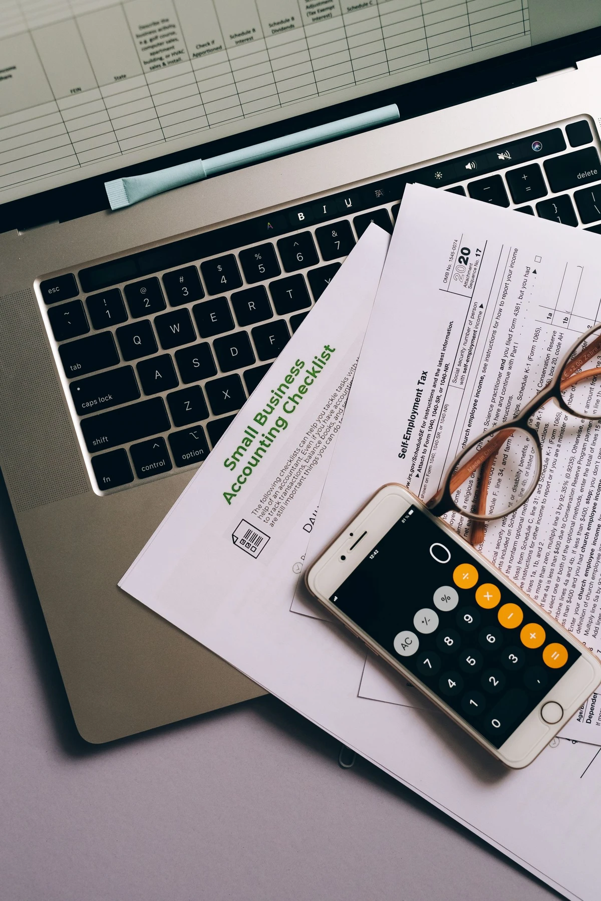 Ordinateur et documents financiers organisés pour illustrer la tenue comptable d’une SARL luxembourgeoise